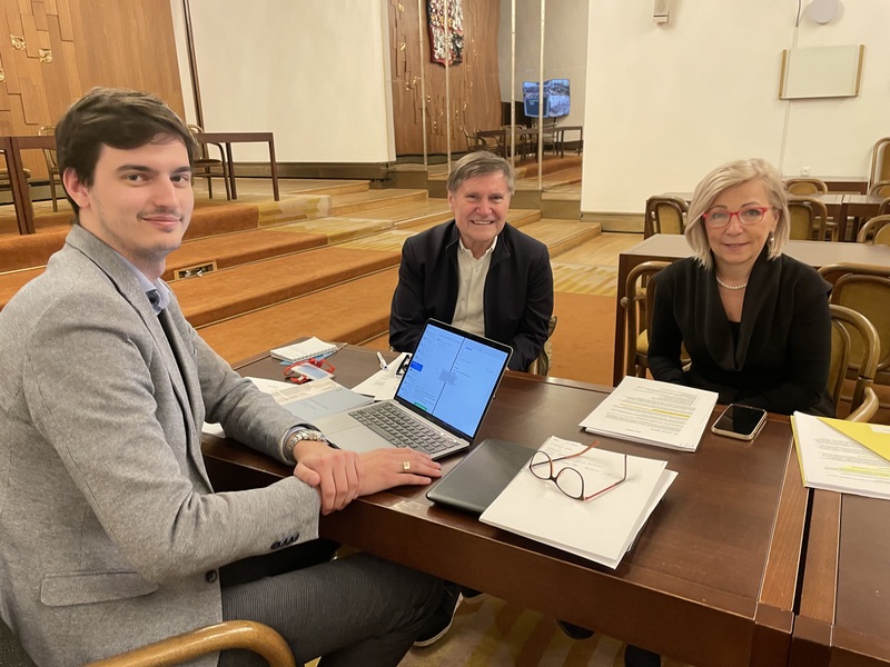 Tomáš Pavelka, Vít Richter a Eliška Olšáková při jednání o záštitě soutěže MARK 2023